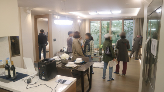 방배그랑자이 견본주택 유니트를 보고 있는 방문객들의 모습. <이상현 기자>